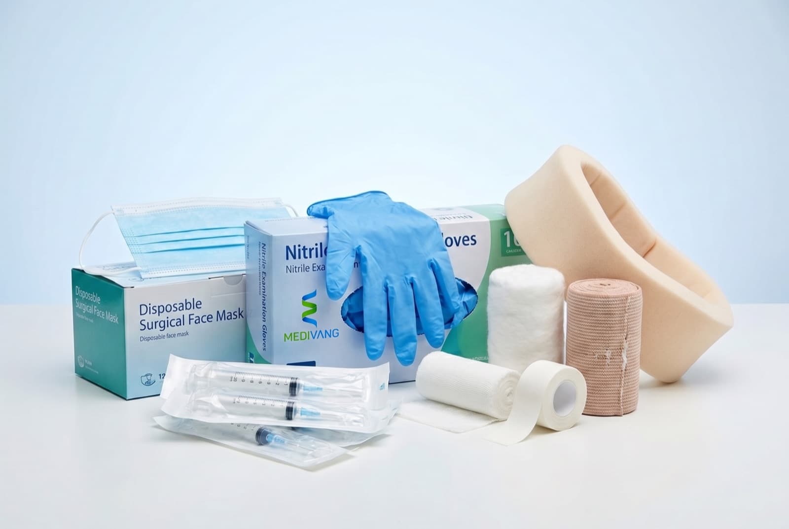 Insumos médicos MEDIVANG: guantes de nitrilo, mascarillas, jeringas estériles, gasas, esparadrapo, vendaje elástico y collar cervical